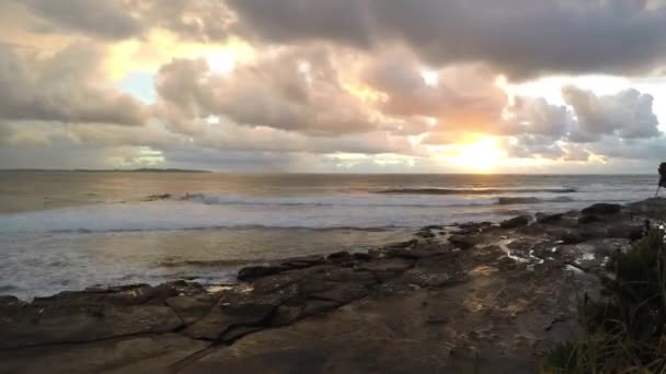 移動する雲とクロヌラポイント日の出シドニーの南 クロヌラポイントの上の美しい日の出 — ストック動画