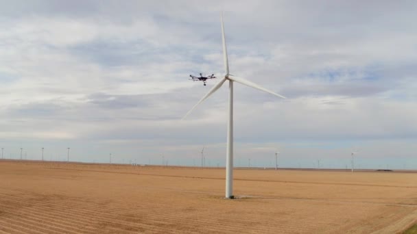 Drone Comercial Filmando Una Turbina Eólica Colorado — Vídeos de Stock