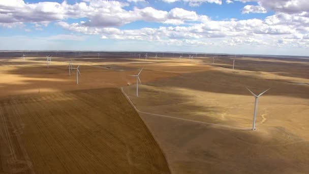 Windturbineboerderij Vanaf Top Beschoten Een Drone — Stockvideo