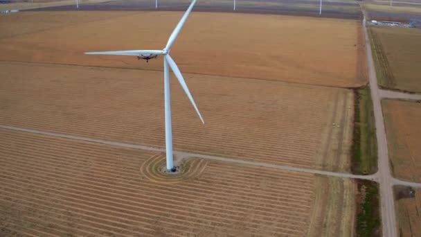 Drone Filmando Una Turbina Eólica Parque Eólico Colorado — Vídeos de Stock