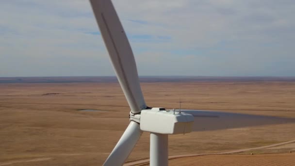 Primer Plano Turbina Eólica Disparado Desde Atrás Dron — Vídeo de stock