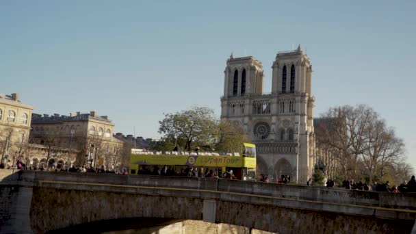 Autocarro Turístico Estacionado Ponte Cheia Turistas Frente Catedral Notre Dame — Vídeo de Stock