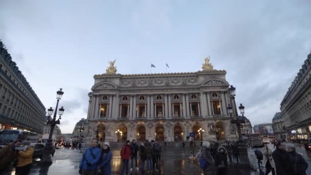 Turisti Visitano Scattano Selfie Davanti Vecchio Teatro Dell Opera Garnier — Video Stock
