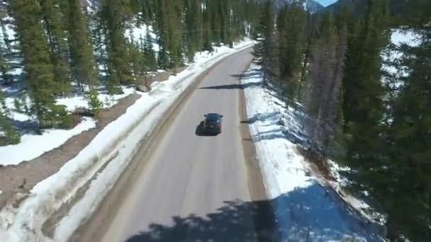 Чорна Машина Їде Сільській Дорозі Між Горами Яку Бачать Дрона — стокове відео