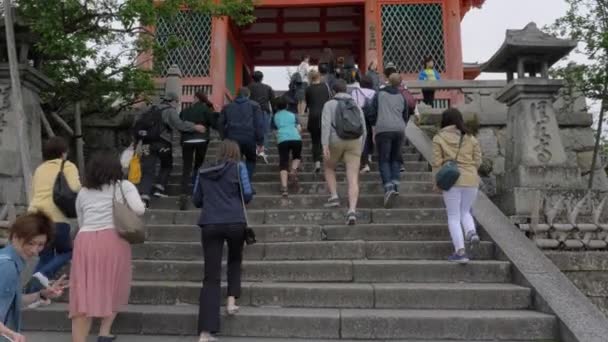 People Walking Kiyomizu Dera Entrance Gate Late Afternoon Kyoto — Stock Video