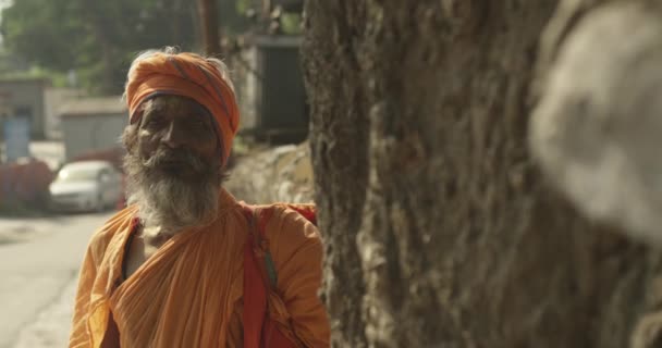 インドのリシケシのガンジス川のほとりの聖なる男 — ストック動画