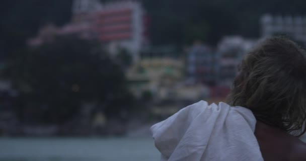 Hombre Santo Orillas Del Río Ganges Rishikesh India — Vídeo de stock