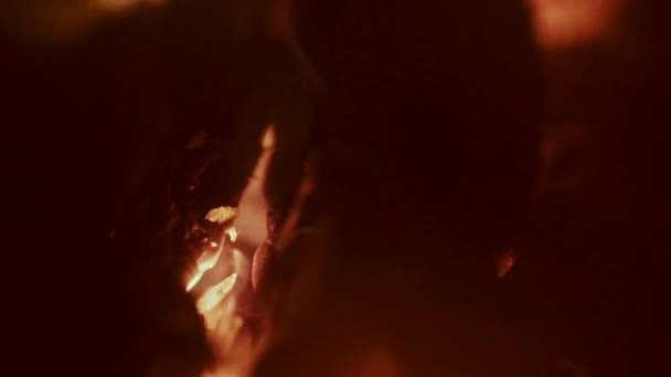 慢动作中闪烁着火花的烟囱壁炉上的遮挡物 — 图库视频影像