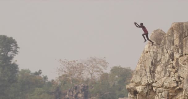 Dzieciaki Skaczące Rzeki Indiach Niesamowite Spowolnienie — Wideo stockowe