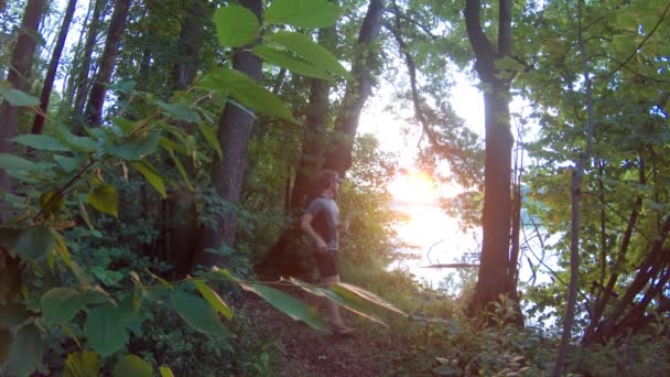 Trilha Que Corre Lado Lago Com Vista Para Nascer Sol — Vídeo de Stock