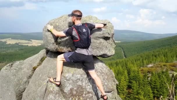 Escalader Rocher Dans Parc National Pour Une Vue Spectaculaire — Video