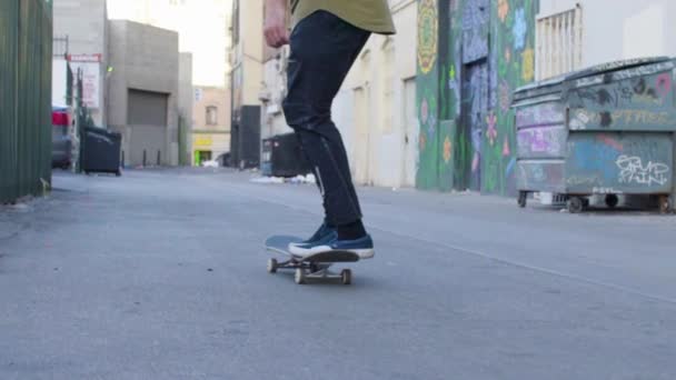 Скейтбординг Переулке — стоковое видео