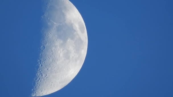 半月形隐藏在云彩后面 月球陨石坑的细节慢慢被云彩覆盖 蓝色的样子 — 图库视频影像