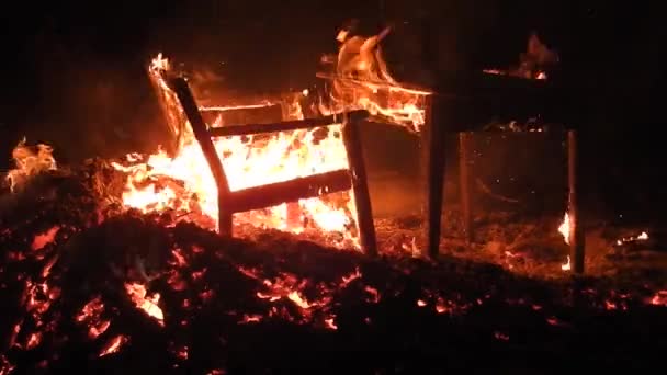 Stół Ławka Płoną Wielkim Pożarze Gorące Miejsce Prawda — Wideo stockowe