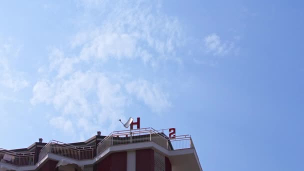 ビルの上を横切るカモメの群れ タイムラプス — ストック動画