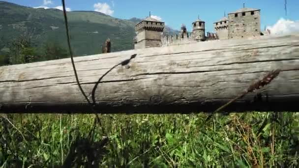 中世纪的城堡 位于意大利的阿尔卑斯山中 从绿地和树篱可以看到 — 图库视频影像
