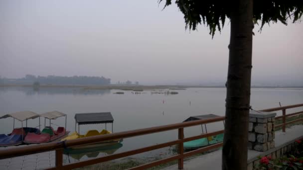 Uitzicht Het Prachtige Meer Dehradun Tijdens Het Wandelen Naast Het — Stockvideo