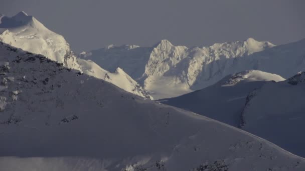 阿拉斯加白雪覆盖的高山 宏伟雄伟的山脊 — 图库视频影像