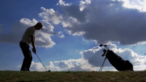 Golf Swing Slow Motion Pięknym Niebieskim Pochmurnym Niebem — Wideo stockowe
