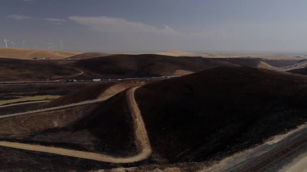 在加州特雷西和利弗莫尔山之间的阿尔塔蒙特山上开始了650英亩的大火的空中录像 — 图库视频影像