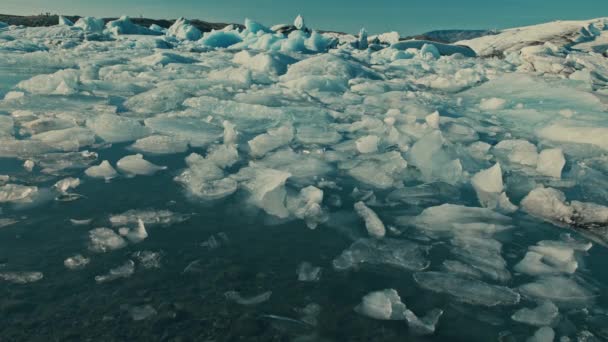 アイスランドのヨークラーソン アイスラグーンに流れる氷 — ストック動画