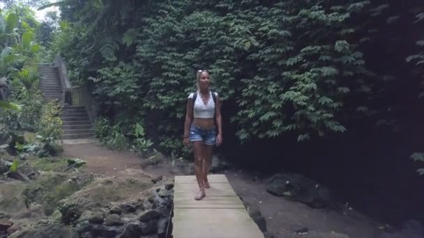 Aeronave Cinematográfica Belas Caminhadas Menina Floresta Selva Bali Indonésia — Vídeo de Stock