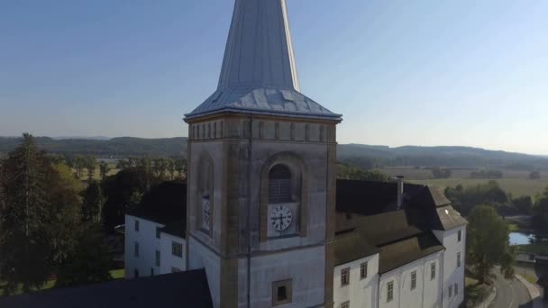 小さな町の教会が飛んでいく — ストック動画