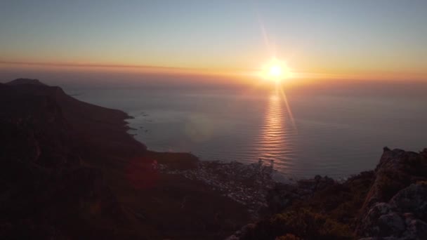 Osoba Podnosi Rękę Kierunku Zachodu Słońca Górze Stołowej Kapsztadzie Republika — Wideo stockowe