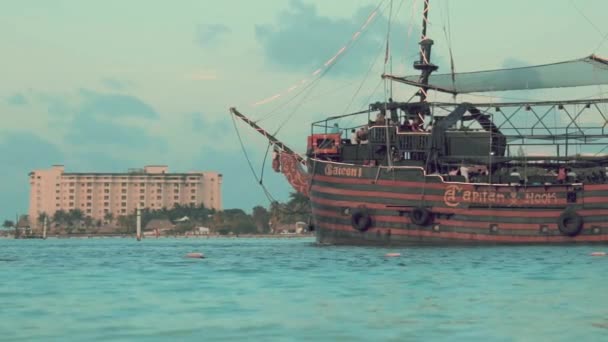 Cancun Strand Bij Zonsondergang Met Piraten Schepen — Stockvideo