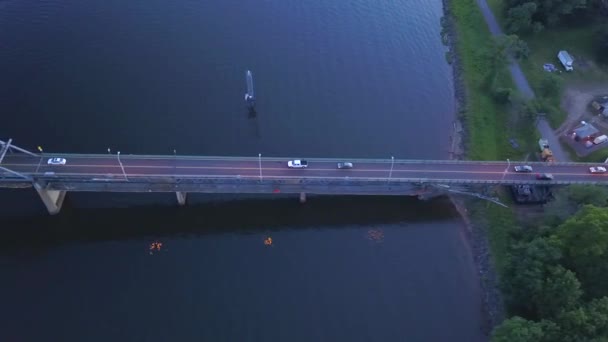 Flying Drone Lateralmente Catturare Classico Ponte Sollevamento Verticale — Video Stock