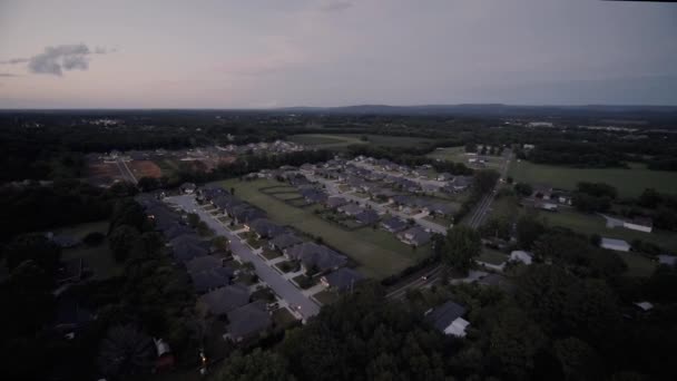 深夜飞越美国的一个街区 在城市人口居住的住房社区展示开发区 — 图库视频影像