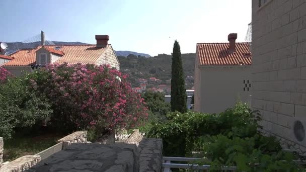 通过克罗地亚的居民住宅锁定在视线外的山区 — 图库视频影像