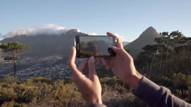 Homem Filmando Table Mountain Signal Hill Câmera Lenta Com Seu — Vídeo de Stock