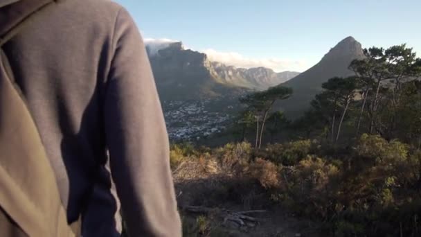Hombre Caminando Signal Hill Hacia Table Mountain Ciudad Del Cabo — Vídeos de Stock