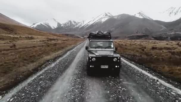 ニュージーランドの山の中を走るディフェンダー — ストック動画