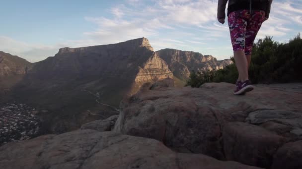 Meisje Wandelen Slow Motion Top Van Leeuwen Hoofd Met Een — Stockvideo