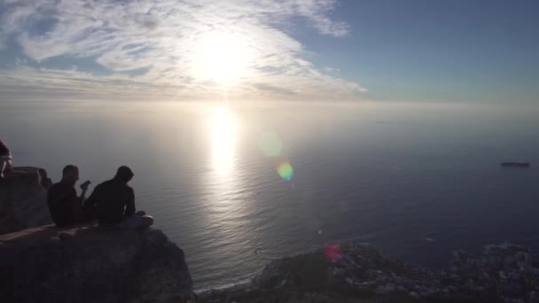 Människor Som Står Lions Huvud Och Njuter Solnedgången Ovanför Kapstaden — Stockvideo
