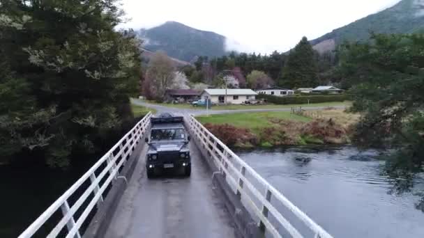 Verteidiger Überquert Brücke Neuseeland — Stockvideo