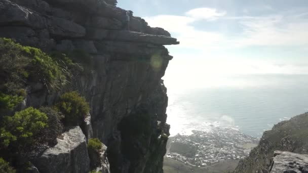 Dziewczyna Chodząca Skraju Góry Stołowej Epickim Widokiem Ocean Kapsztad — Wideo stockowe