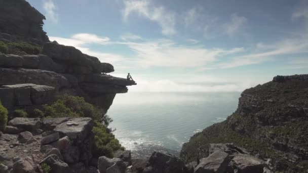 Mulher Sentada Beira Penhasco Com Uma Vista Espetacular Oceano Cidade — Vídeo de Stock