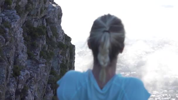 Chica Girando Cabeza Cámara Lenta Cima Table Mountain Sobre Las — Vídeo de stock