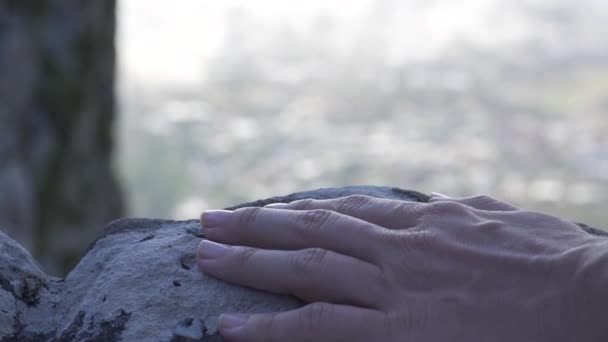 Foto Detallada Una Mano Sobre Las Rocas Cima Table Mountain — Vídeos de Stock