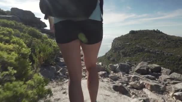 Flicka Klipporna Vid Kasteelspoort Bordsberget Kapstaden Sydafrika — Stockvideo