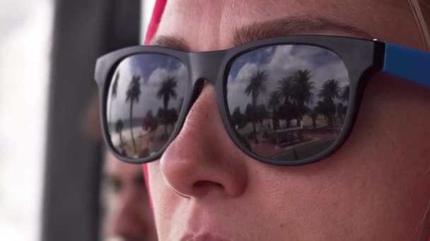 Meisje Zonnebril Reflectie Van Palmen Strand Oceaan Weg Camps Bay — Stockvideo