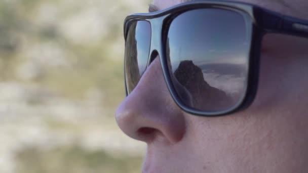 Gafas Sol Niña Reflejo Nubes Montañas Océano Ciudad Del Cabo — Vídeo de stock