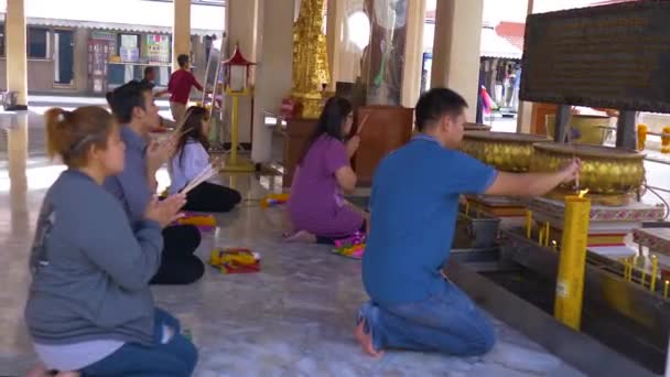 Boeddhistische Religieuze Bidden Buurt Van Grand Palace Bangkok — Stockvideo