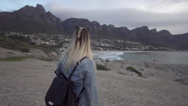 Kvinna Tittar Table Mountain Och Kapstadens Kust Sydafrika Solnedgången Camps — Stockvideo