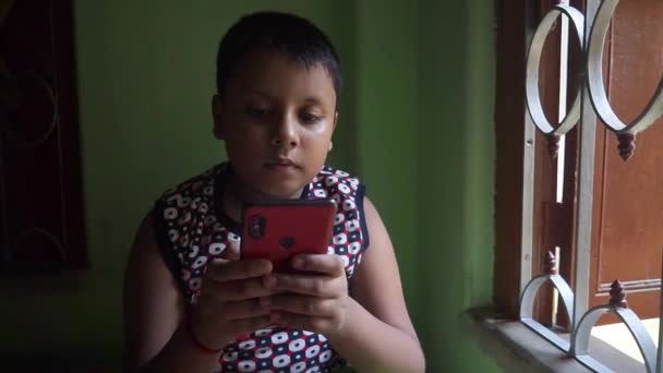 Bambino Sta Giocando Sul Suo Telefono Senza Giocare Fuori Dannoso — Video Stock