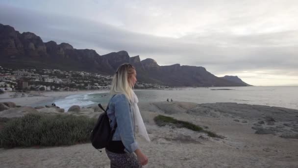 Ung Kvinna Promenader Kapstaden Sydafrika Slow Motion Njuter Utsikten Över — Stockvideo