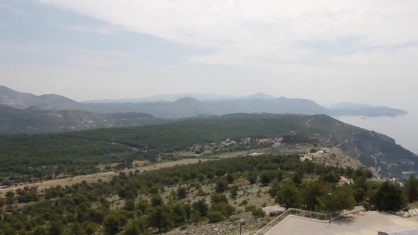 クロアチアの山の頂上で180度の巨大な風景を見下ろす三脚 — ストック動画